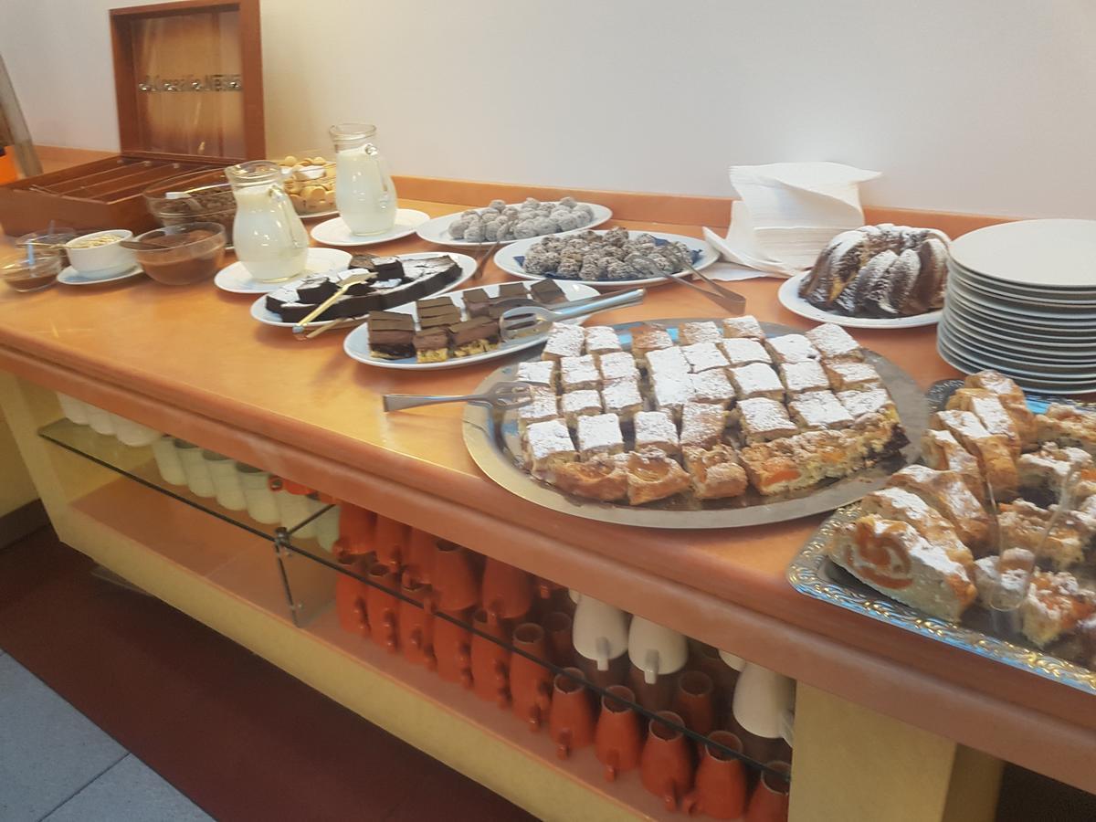 Hotel Nivy Bratislava Ngoại thất bức ảnh
